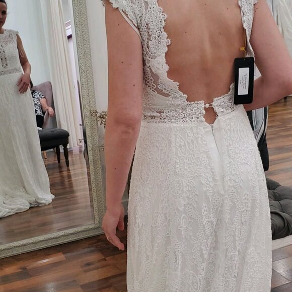 Pronovias “Mia” Ivory Wedding Dress – Size 8 - Picture 5 of 8